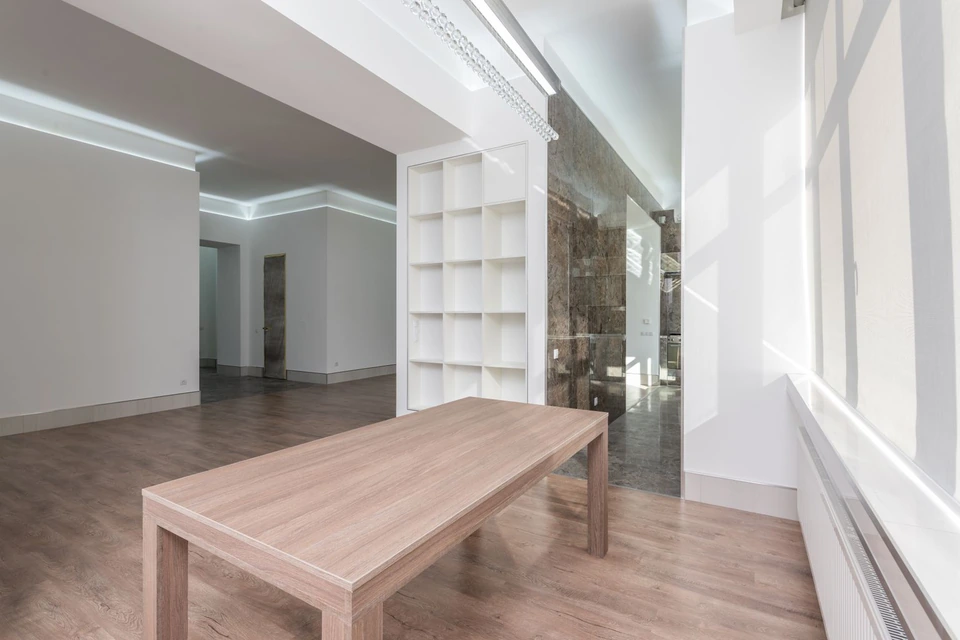 Appartement vide aux murs blancs fraîchement repeints